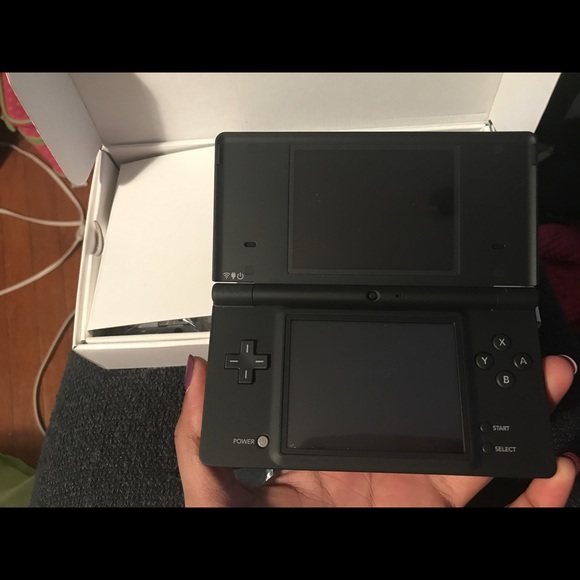 Nintendo DSi - Picture 1 of 5