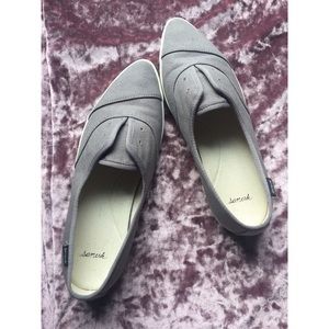 Pointed Sanuk Flats 🐭