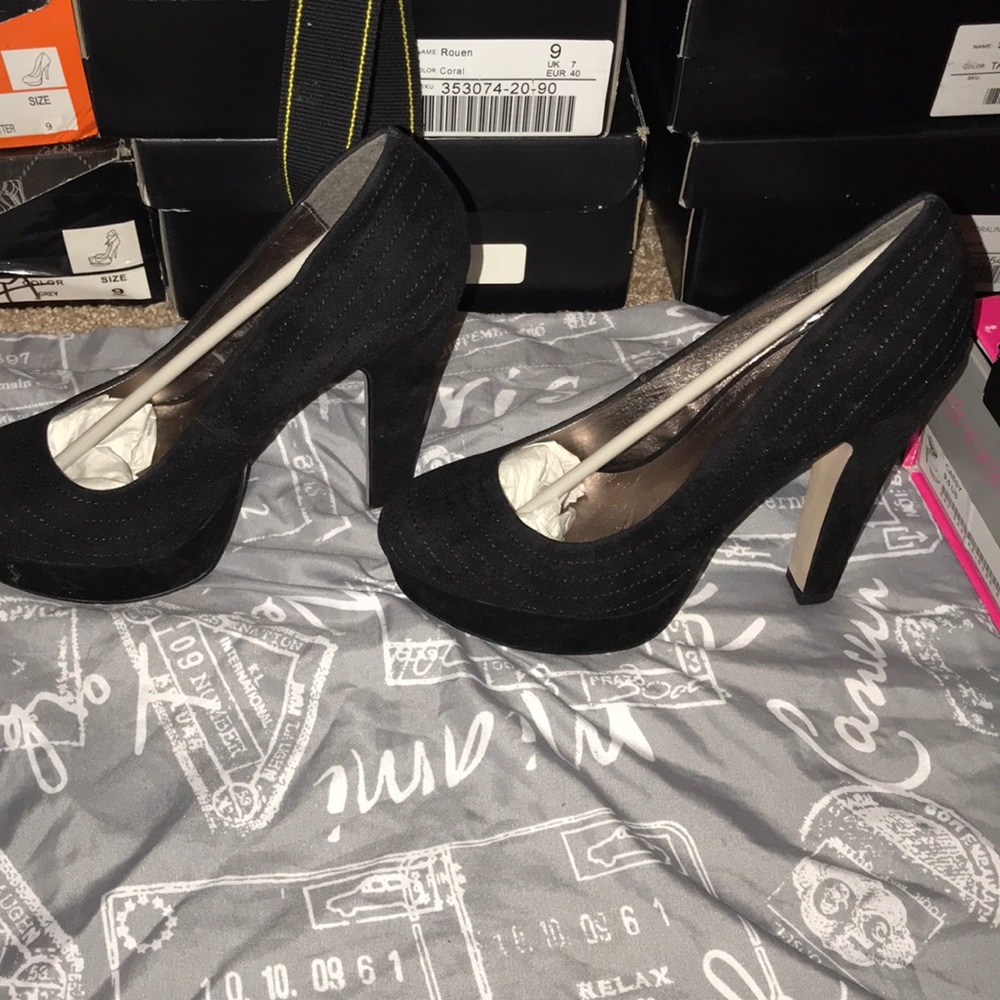 Black pumps