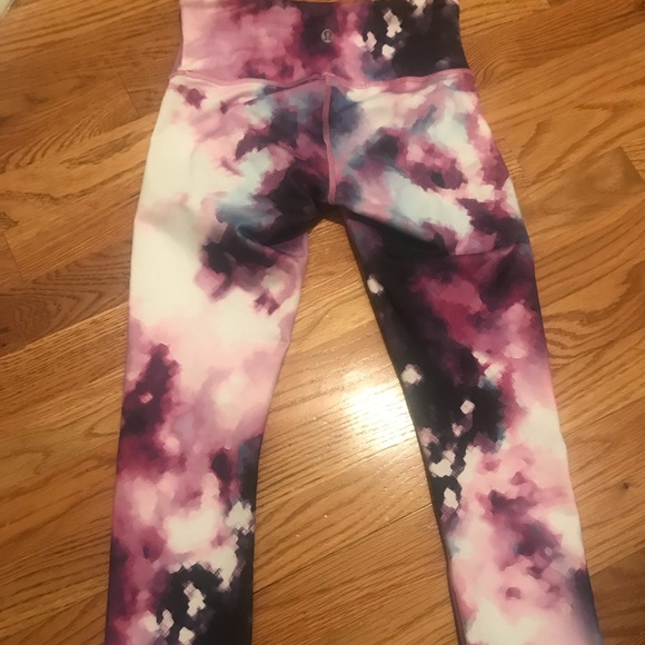 Lululemon Crops - Picture 1 of 4
