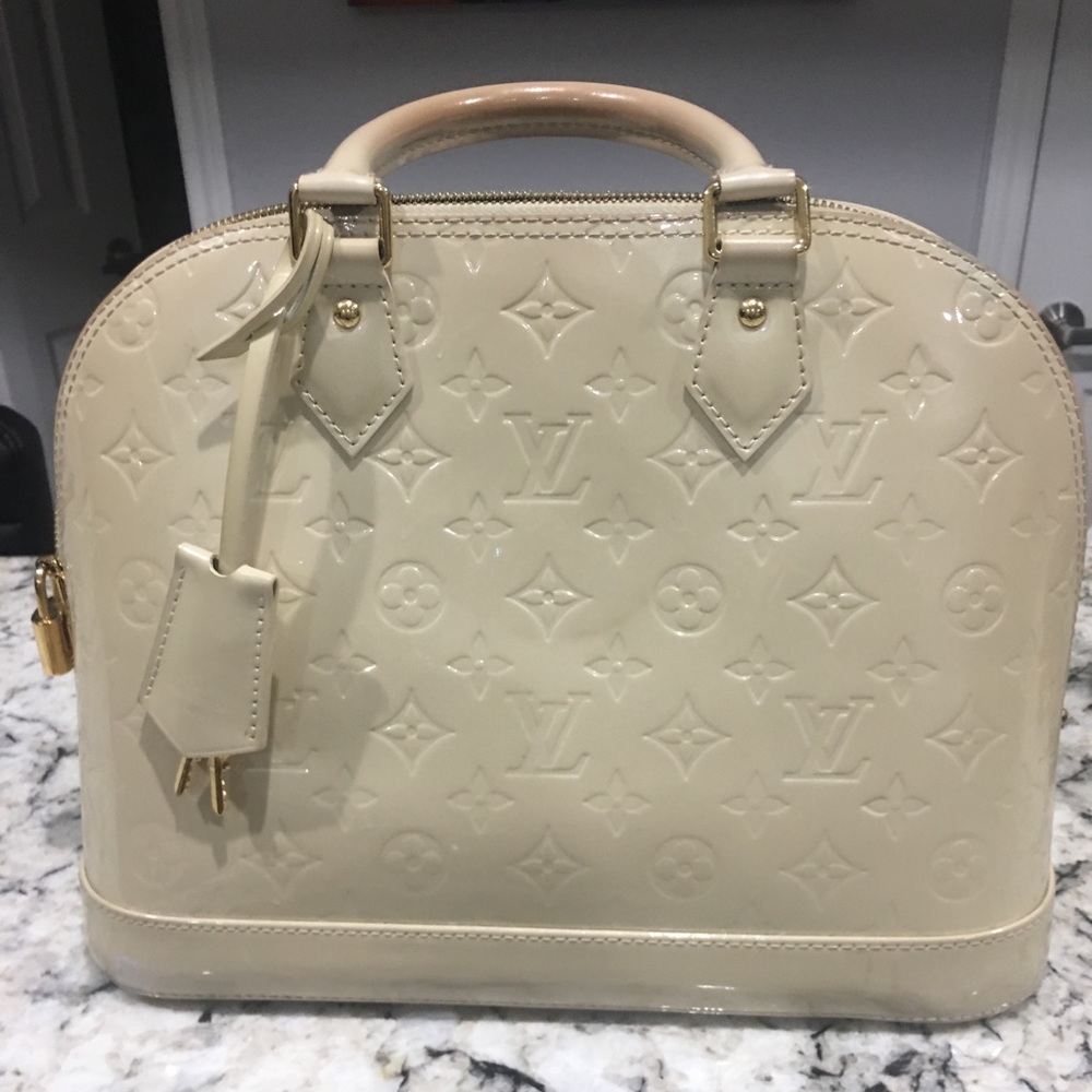 Louis Vuitton Alma Vernis MM in Pearl!