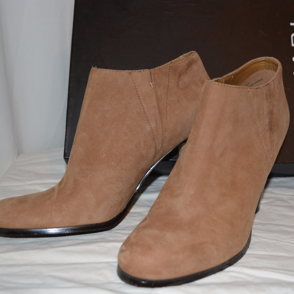 SALE! NIB TAHARI Ta-Trot Suede Booties FLAX $123