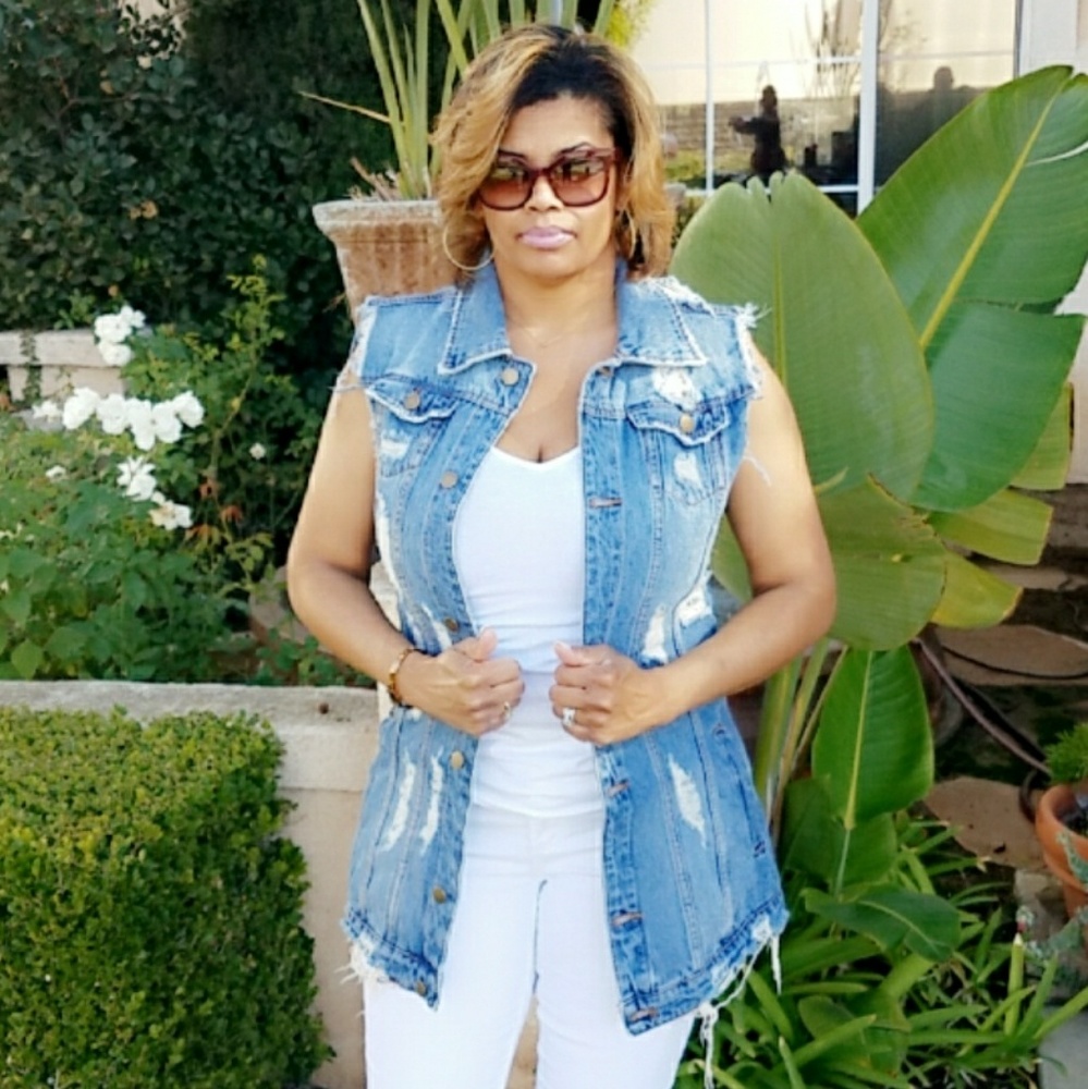 Sleeveless denim distressed jacket