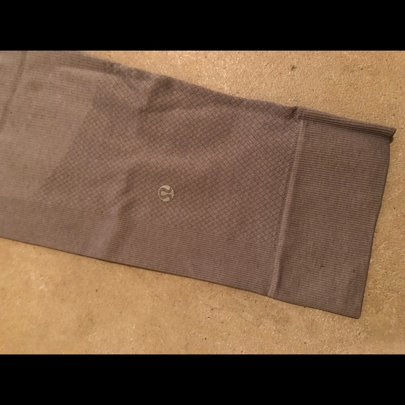 Grey lululemon cropped leggings - Picture 3 of 4