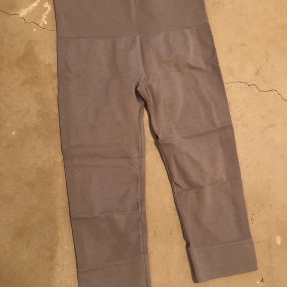 Grey lululemon cropped leggings - Picture 4 of 4