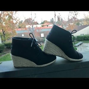Really Cute 7.5 Black Toms wedges !
