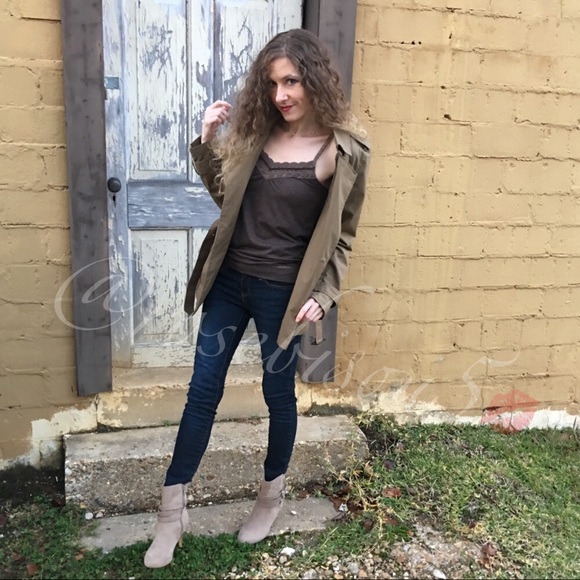 hp!✨Chic + Classic Camel Trench Coat - Picture 2 of 7