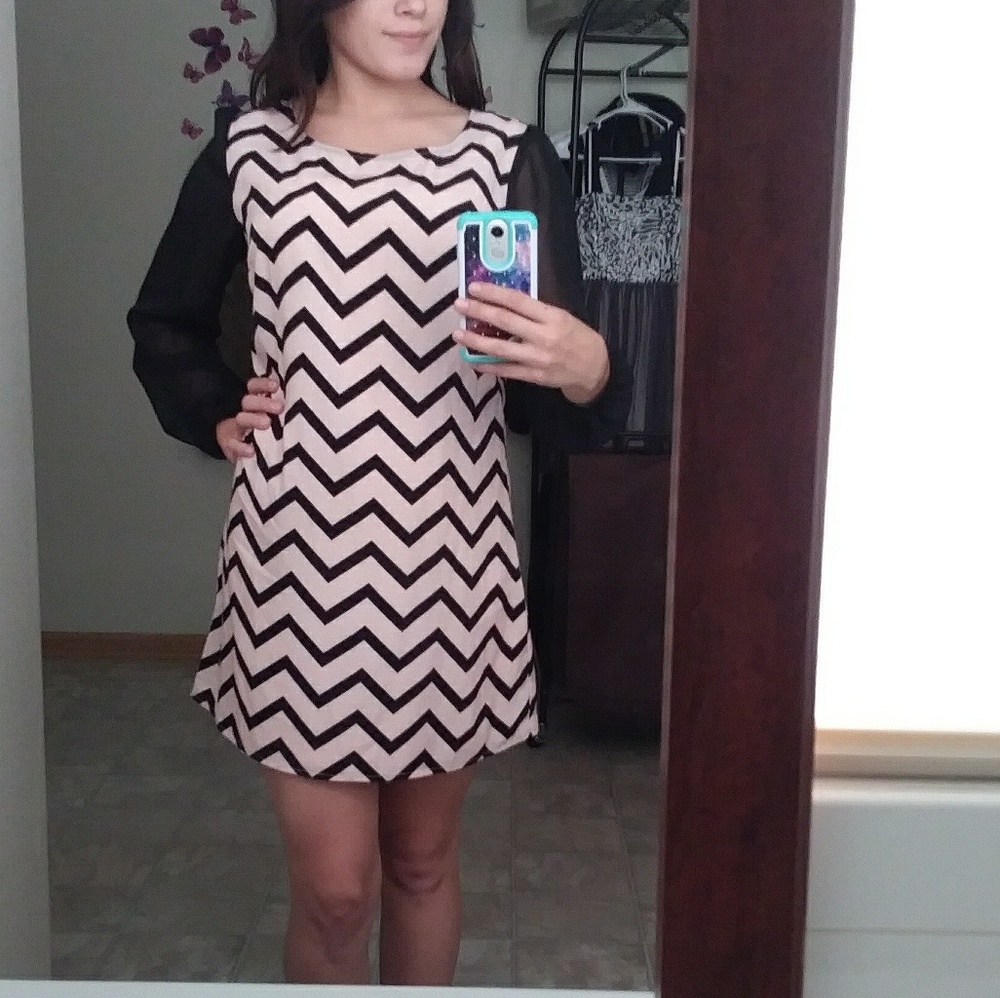 Pink & black long sleeved dress by Speechless