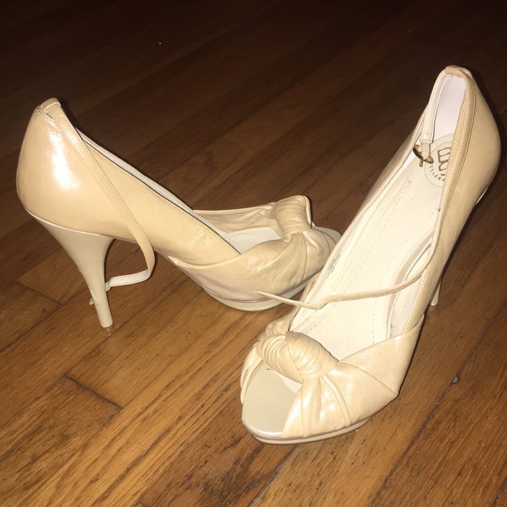 Pump with ankle strap