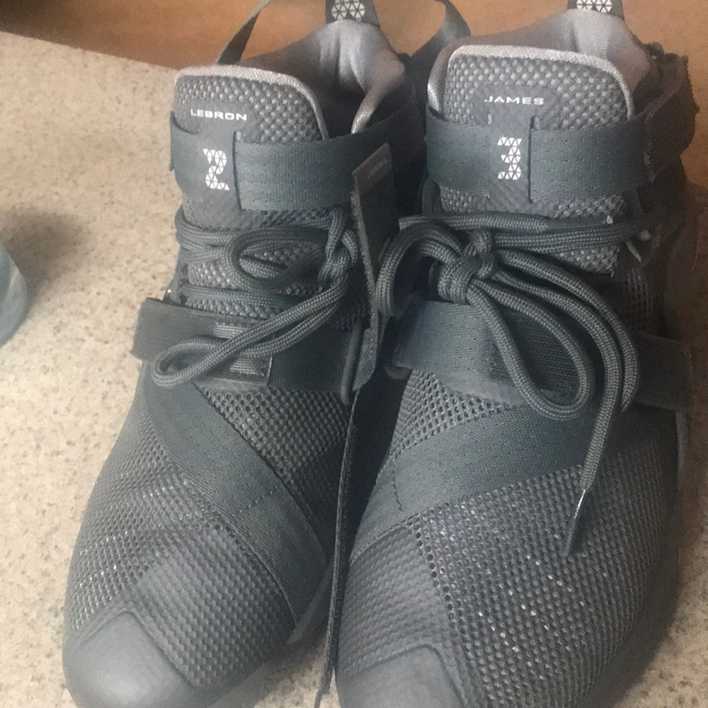 FINAL PRICE DROP 💥Lebron James sneakers 💥