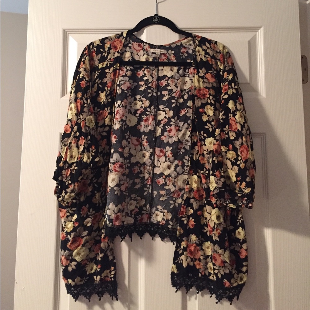 Kimono. Black floral print