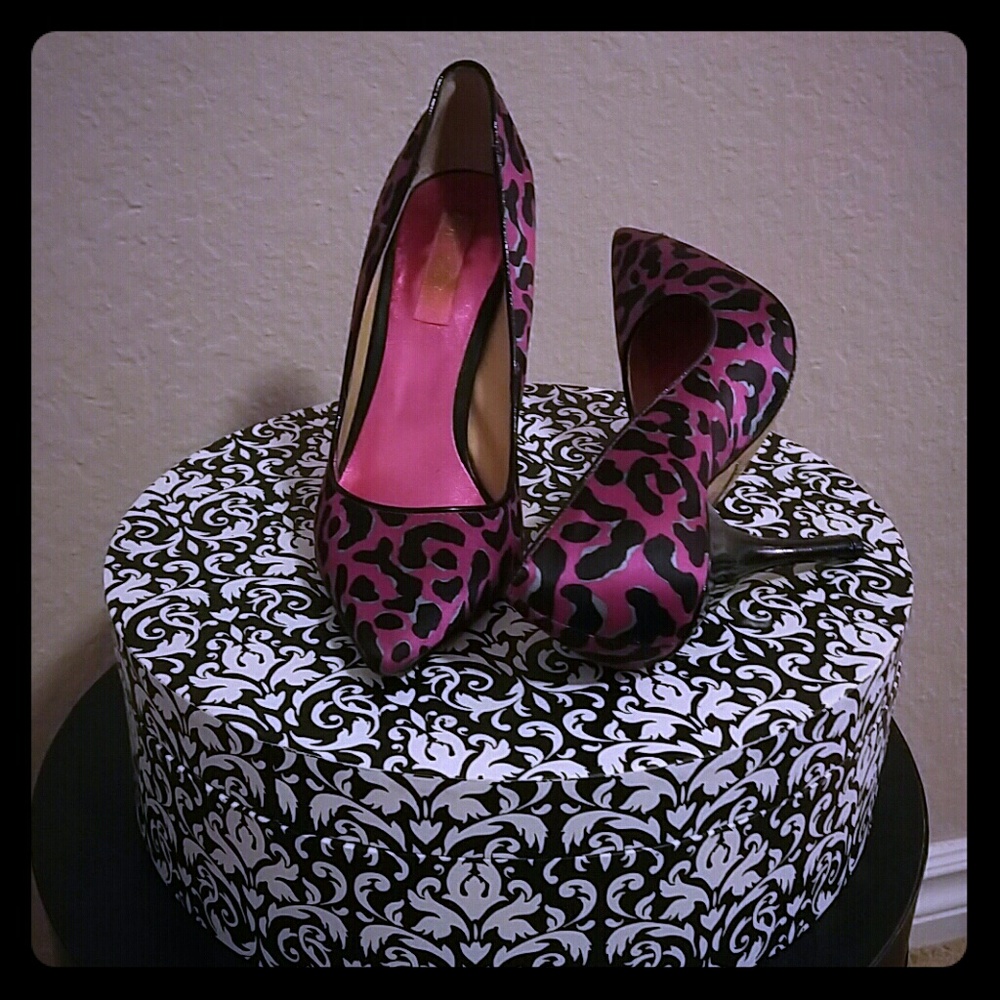 BETSY JOHNSON PUMPS
