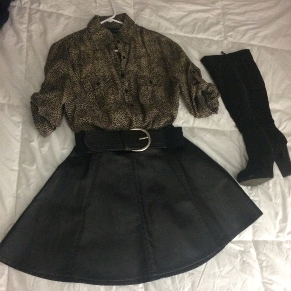 Perfect Holiday Skirt! Faux leather blk mini skirt