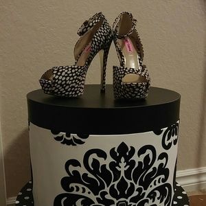 BETSEY JOHNSON PUMPS