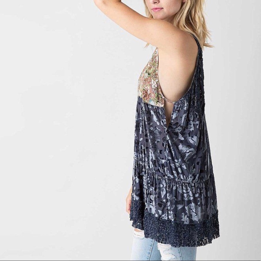 BKE Gimmicks Floral Lace Velvet Detail Tank