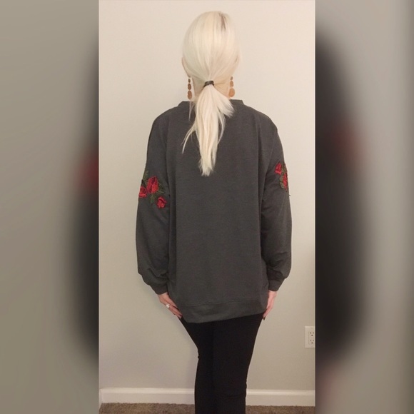 LAST 1! 💕Oversized Floral Charcoal Sweatshirt🌹 - Picture 4 of 4