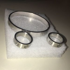 Silver-plated clasp bracelet & 2 rings