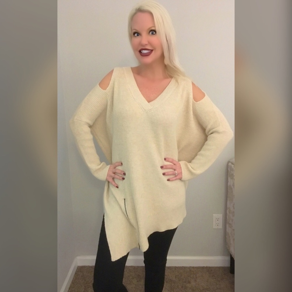 SALE!  😊oversized cold shoulder sweater w/zipper - Picture 4 of 5
