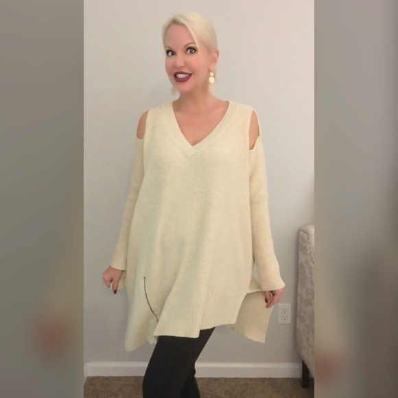 SALE! 😊oversized cold shoulder sweater w/zipper - Picture 5 of 5