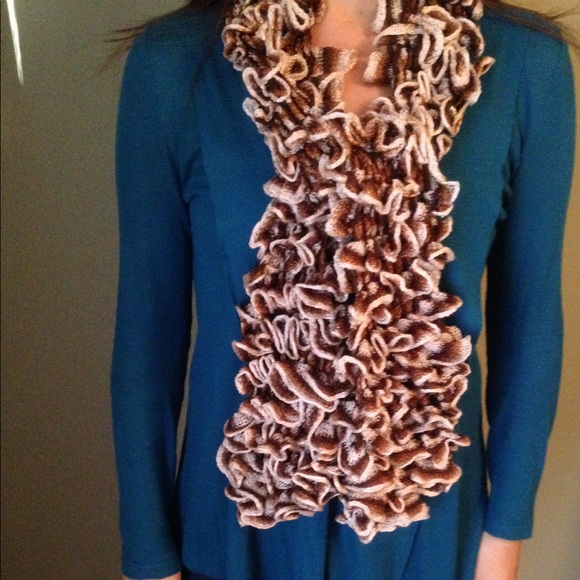 Brand new hand knit scarf - Picture 3 of 3