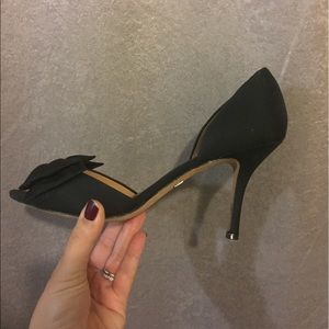 badgley mischka bow heels