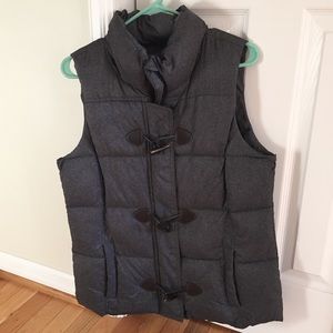 Gap puffer vest with toggle buttons