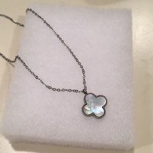 Mother of pearl clover necklace