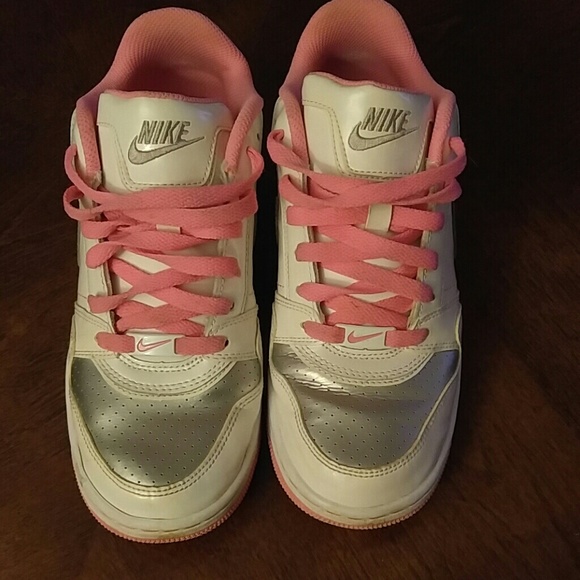 Womans Nike Shoes - Picture 2 of 5