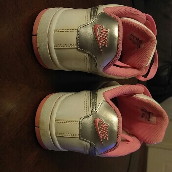 Womans Nike Shoes - Picture 4 of 5