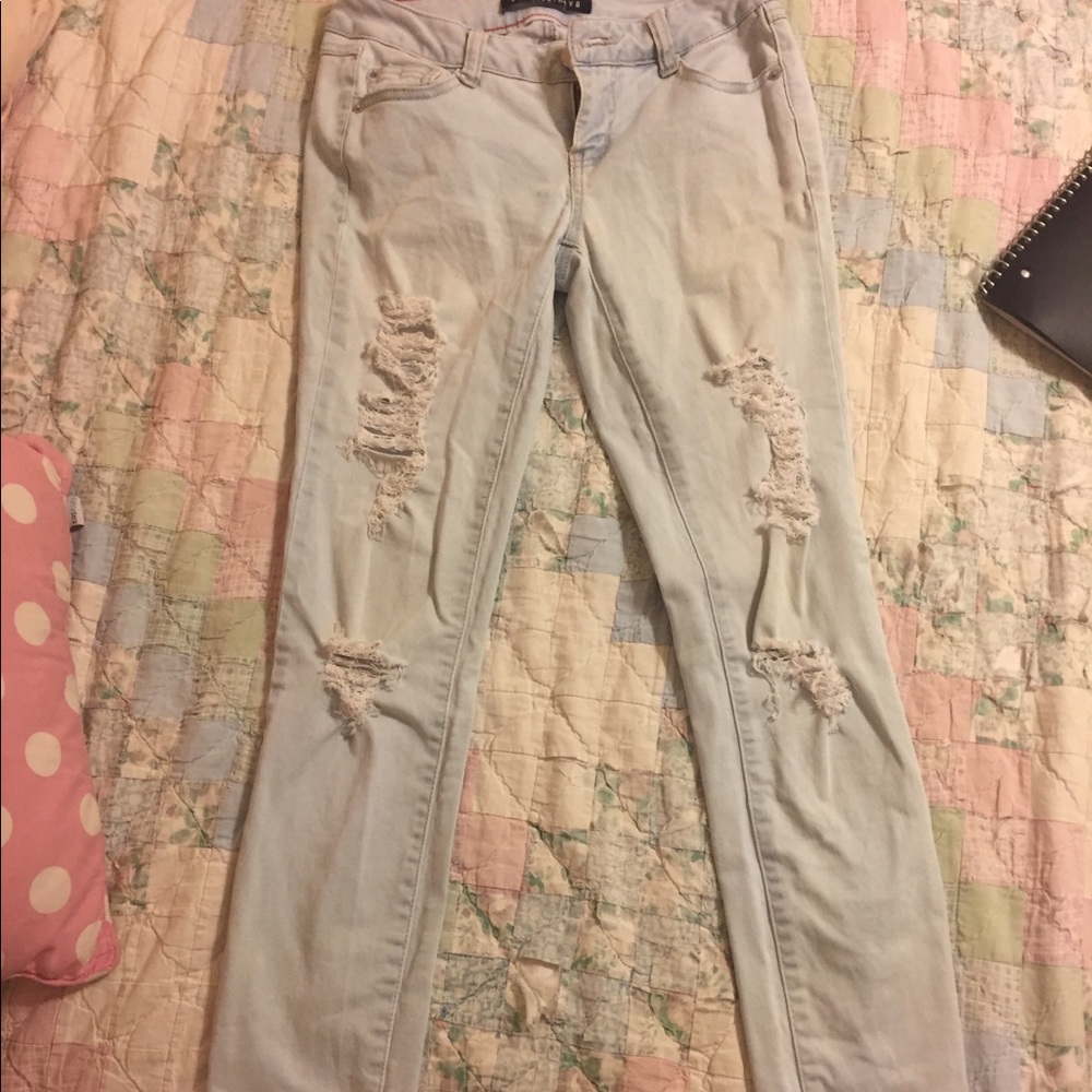 Size 3 Light wash ripped skinny jeans Fashion Nova