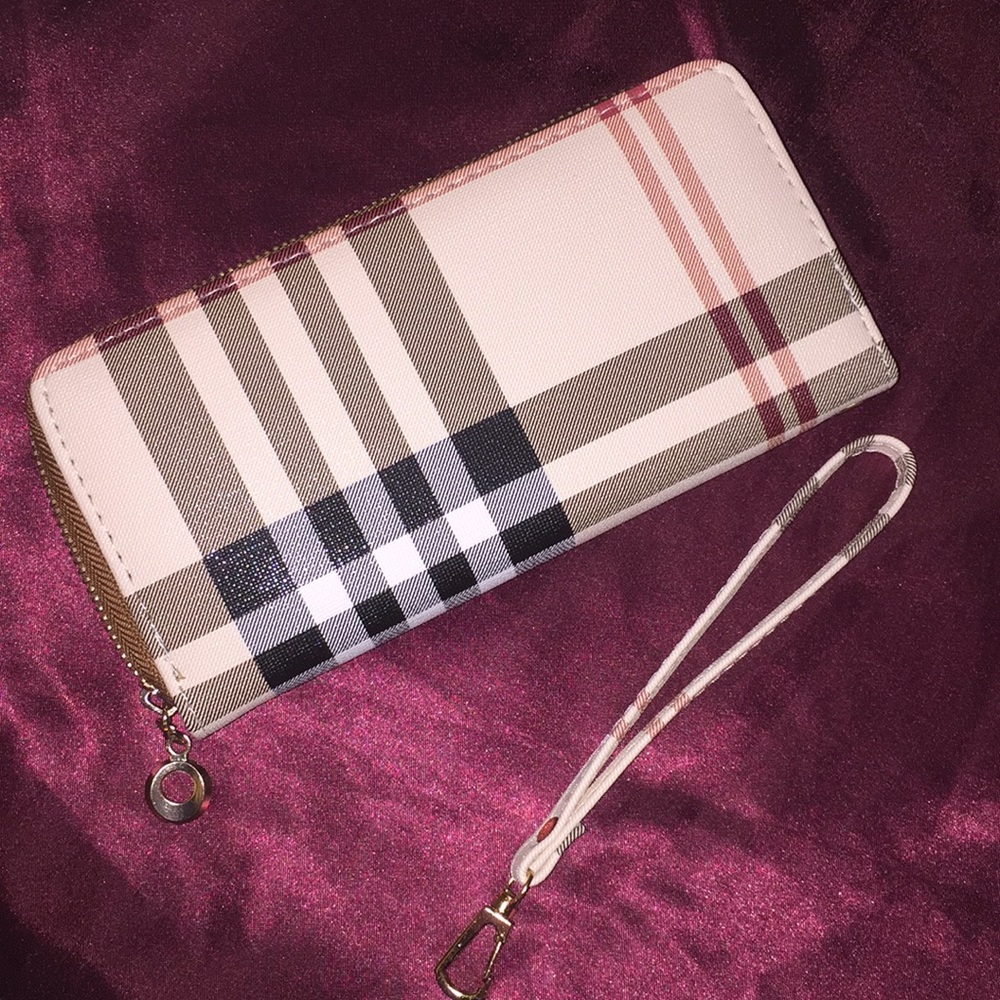 Stylish wallet/wristlet
