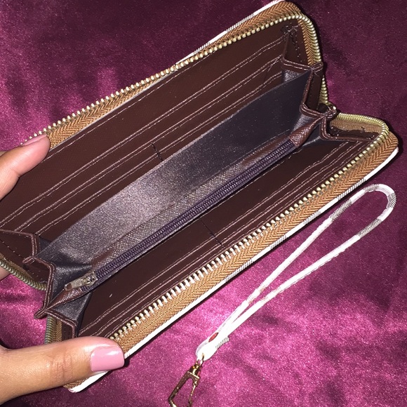 Stylish wallet/wristlet - Picture 3 of 3