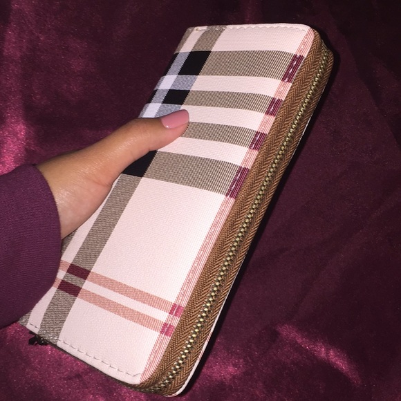 Stylish wallet/wristlet - Picture 2 of 3