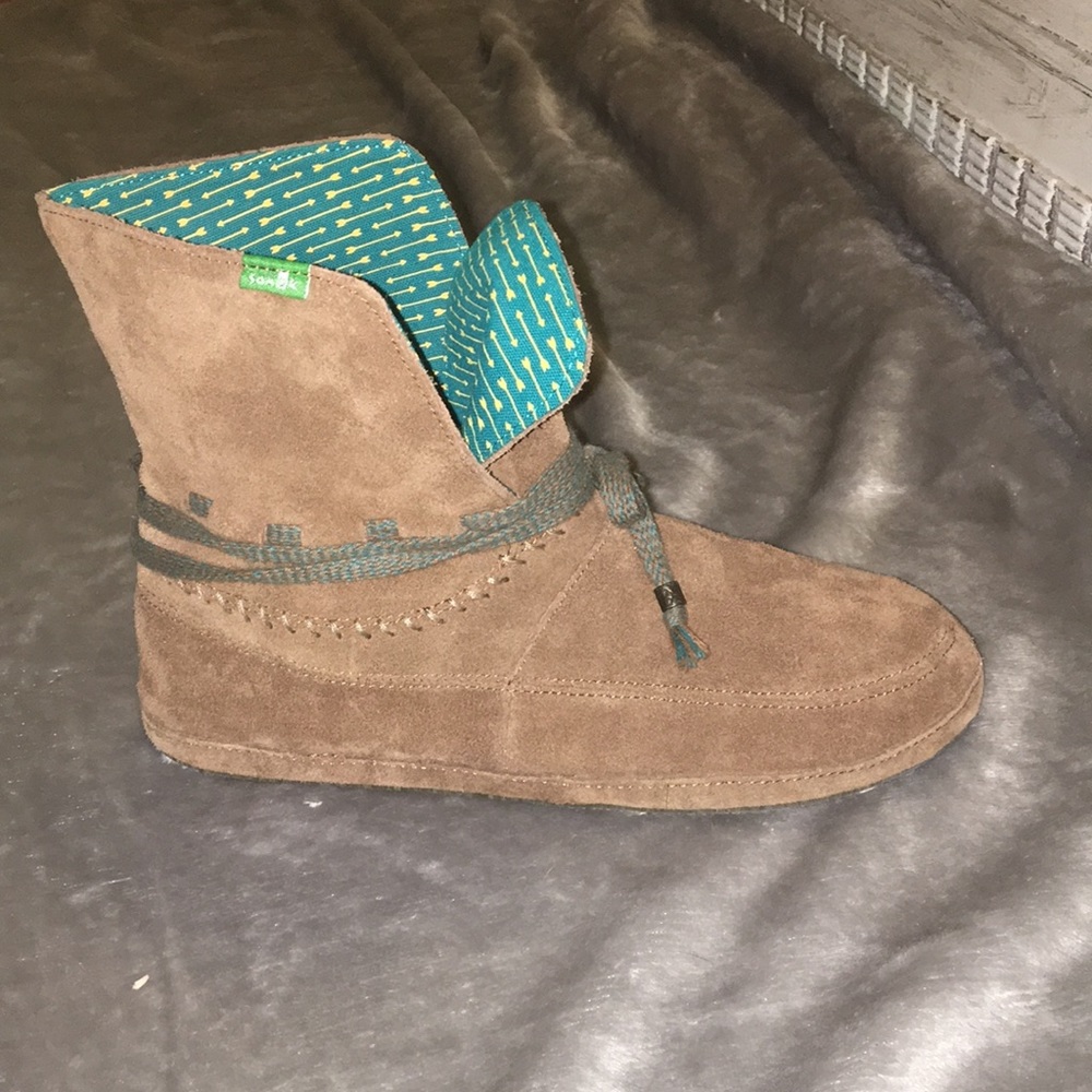 Sanuk tan boots