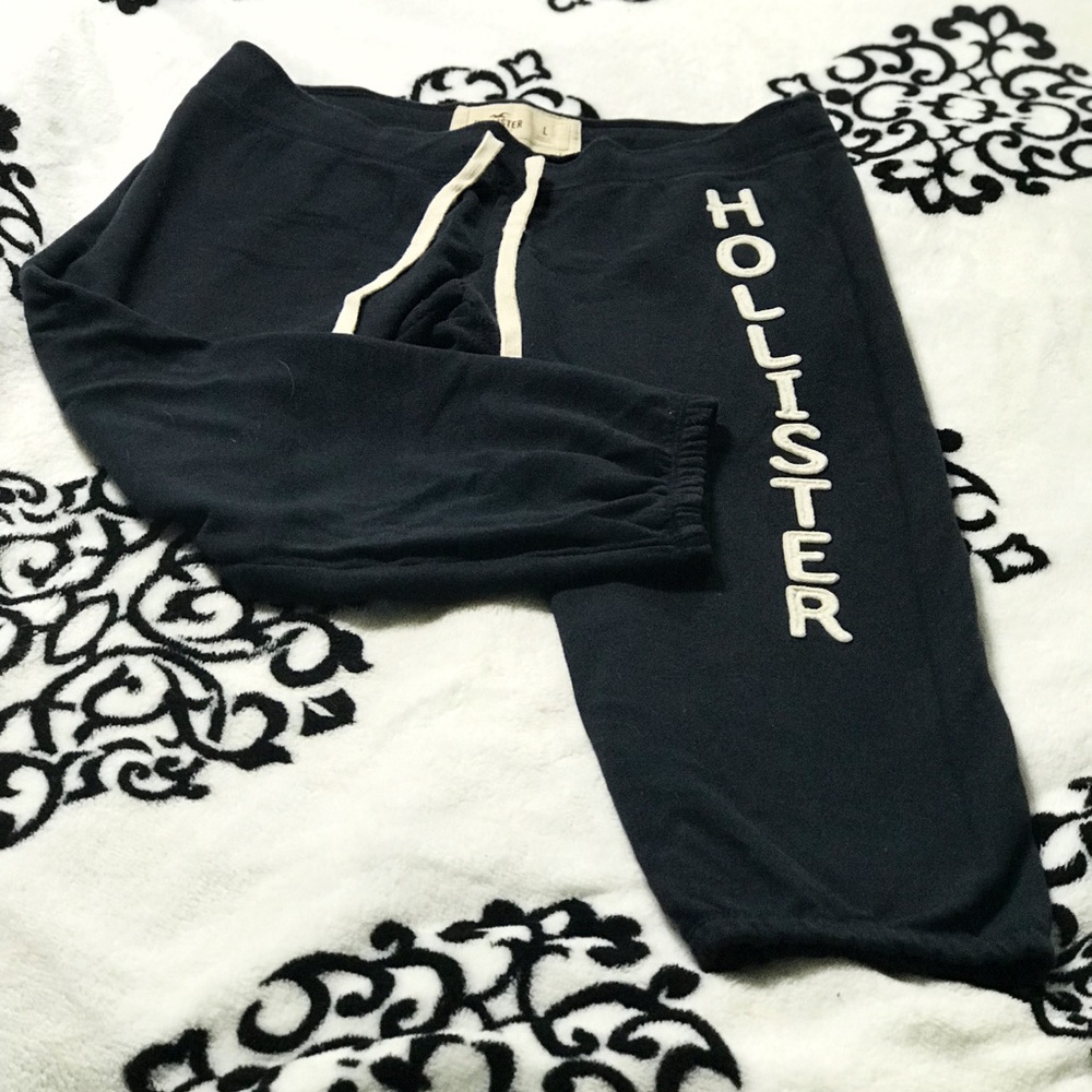❗️FINAL PRICE DROP ❗️ NWOT. Hollister navy capris.