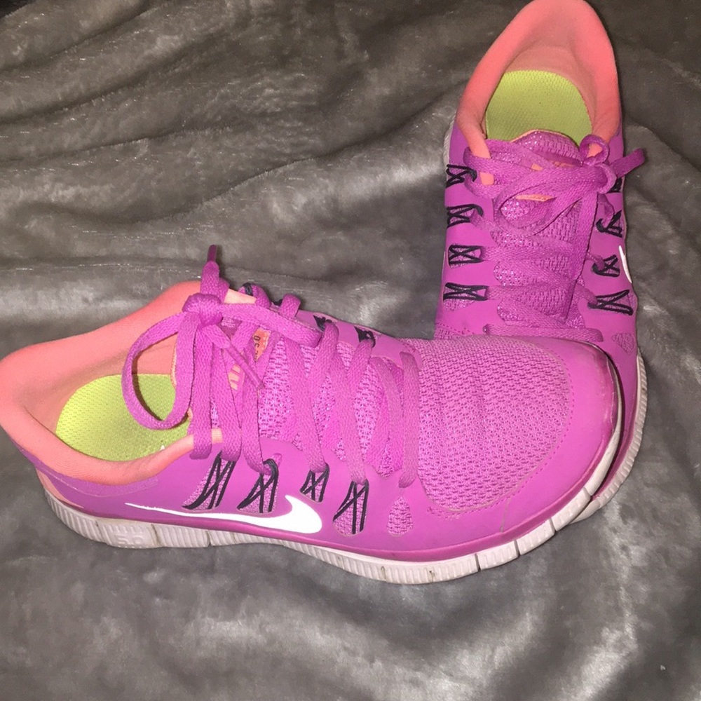 Women’s Nike Free5.0 coral and pink/fuchsia shoes
