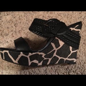 NWOT Nicole Miller Women's Buckle wedges Sz. 10