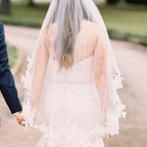 Fingertip partial lace veil in ivory