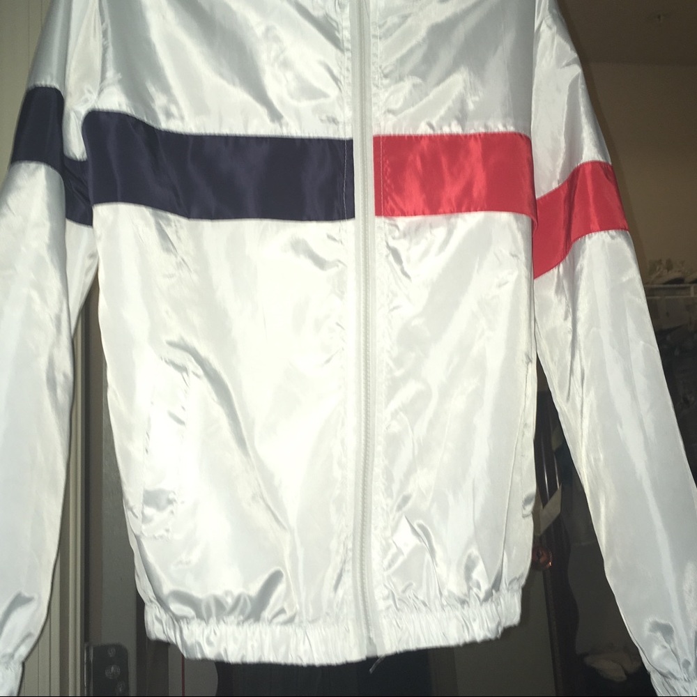 Windbreaker size M runs small . offer ❗️