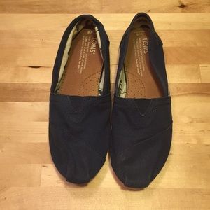 Size 6 Navy canvas TOMS