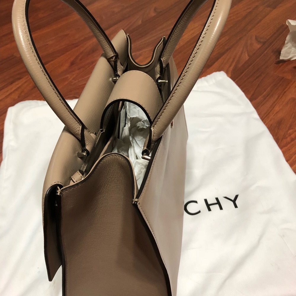 Givenchy - Picture 3 of 6