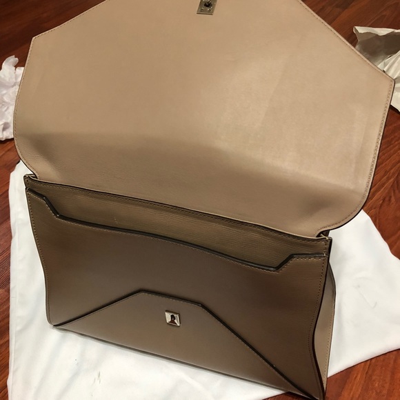 Givenchy - Picture 2 of 6