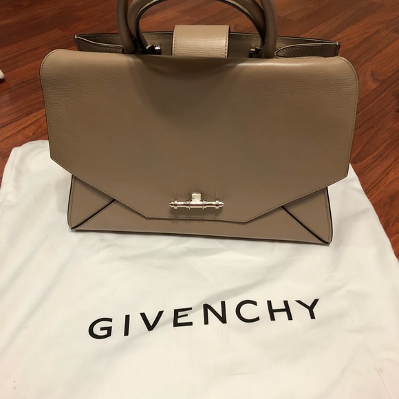 Givenchy - Picture 4 of 6