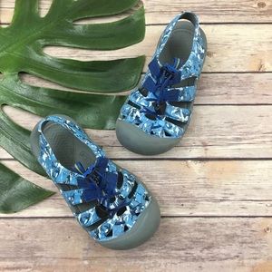 Big Kid's blue rubber Keen water shoes