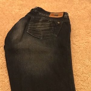 Colombian levanta cola brand new jeans