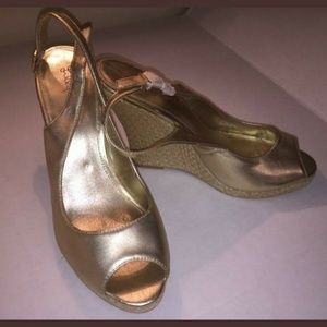 Lilly Pulitzer gold Kristen wedges 9 1/2