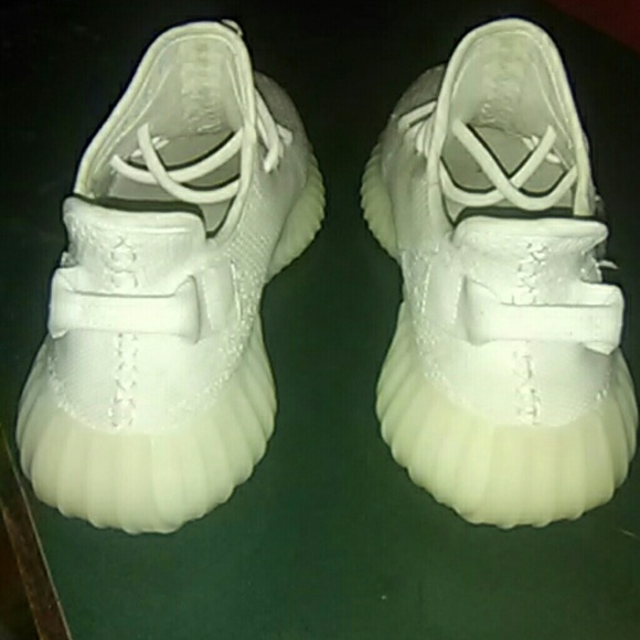Yeezy350 v2 cream white main image 4