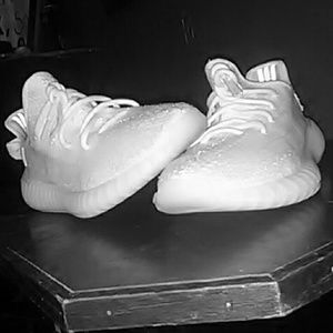 Yeezy350 v2 cream white