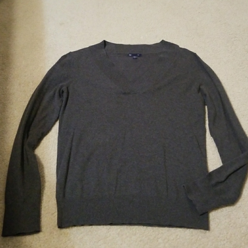 GAP v-neck gray sweater