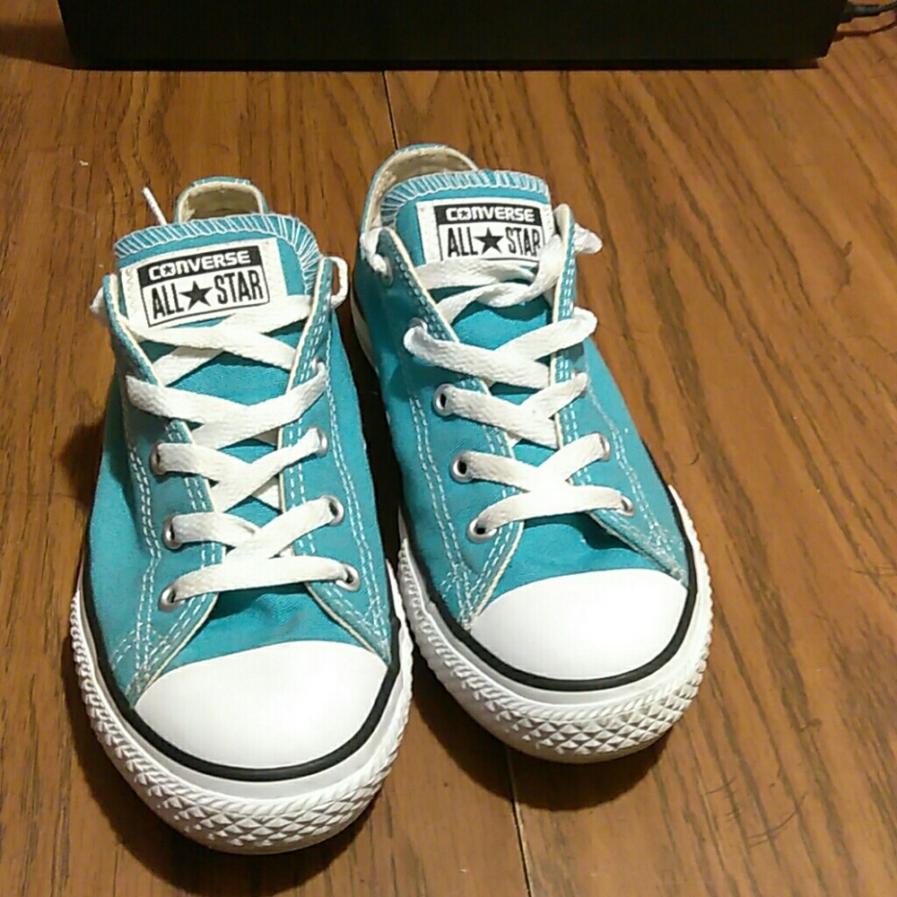 EUC Girl's cyan/aqua Converse all stars sneakers